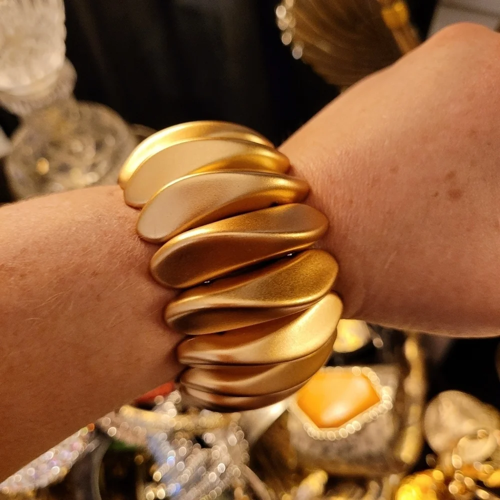 VINTAGE CHUNKY WAVED LARGE BEAD MATTE GOLD STRETCH BRACELET - Picture 6 of 13